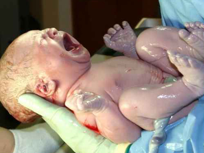 Εγκατέλειψε νεογέννητο σε σακούλα