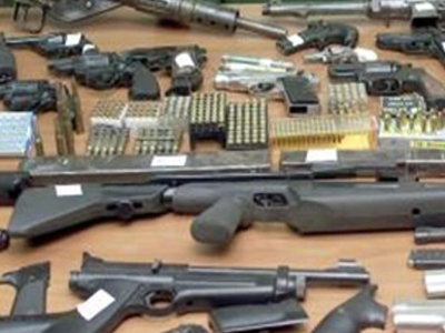 Έκρυβαν στα σπίτια τους όπλα και εκρηκτικές ύλες