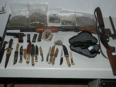 Το σπίτι του έμοιαζε στρατόπεδο