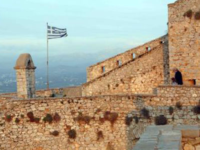 Έκαψαν την ελληνική σημαία στο Παλαμήδι