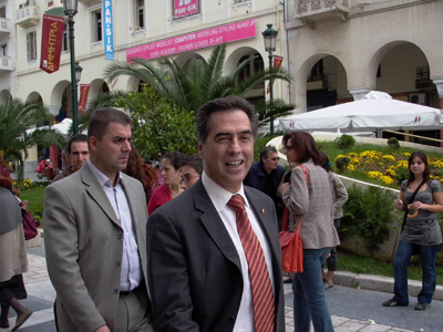 Μπήκε στο γραφείο του με μαχαίρι