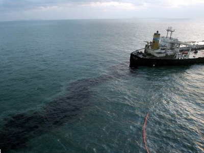 Πετρελαιοκηλίδα στην Ακτή Μιαούλη