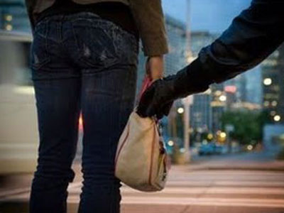 Κυκλοφορούν πορτοφολάδες Κυκλοφορούν πορτοφολάδες