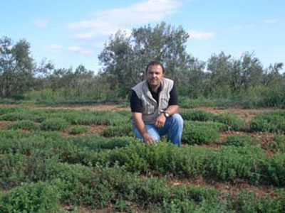 Καλλιεργεί αρωματικά φυτά και όσπρια