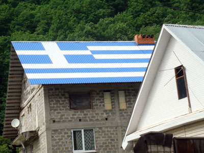 Έβαψε τη σκεπή του σπιτιού του στα χρώματα της γαλανόλευκης