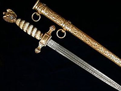 Βρήκαν πιστόλι και σπαθιά