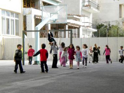 Με λαμαρίνες «έκοψαν» στη μέση αυλή σχολείου