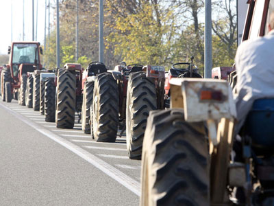 Πιέζουν οι ροδακινοπαραγωγοί με μπλόκα στην Ημαθία και την Πέλλα