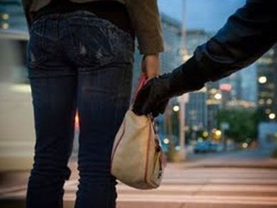 Της άρπαξαν την τσάντα κι έφυγαν Της άρπαξαν την τσάντα κι έφυγαν