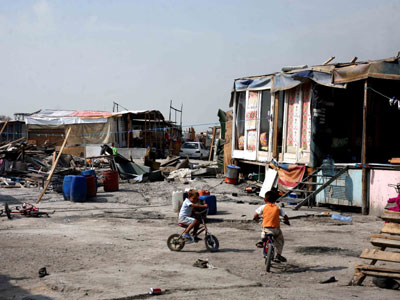 Παράτησε τα παιδιά του στον δρόμο Παράτησε τα παιδιά του στον δρόμο