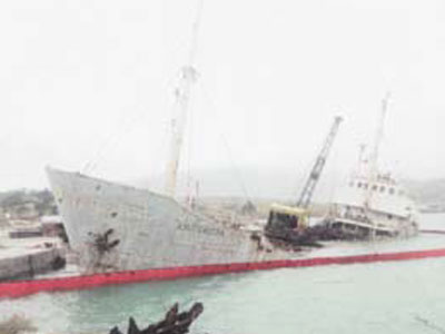 Βυθίζεται σιγά-σιγά στο λιμάνι η «Ευαγγελίστρια»