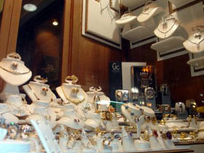 Μπήκαν ως πελάτες και τον λήστεψαν