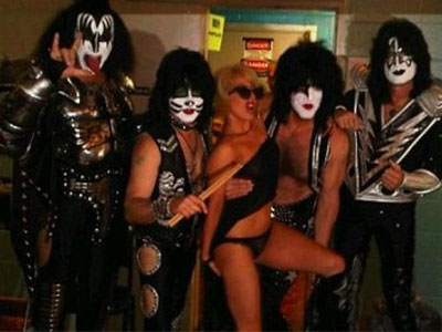 Φωτογραφήθηκε παρέα με τους «KISS»