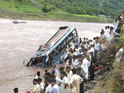 Θρήνος από την πτώση λεωφορείου σε ποτάμι
