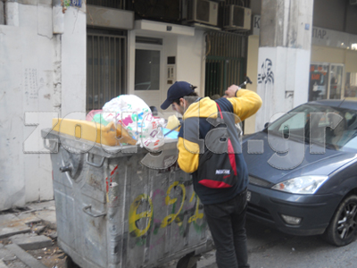 Ψάχνει τρόφιμα στα σκουπίδια