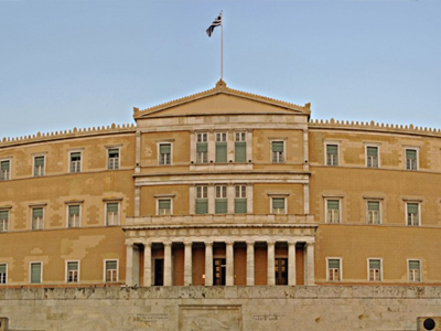 Τα άρθρα ψηφίστηκαν και οι βουλευτές τσακώθηκαν για το χρόνο ομιλίας