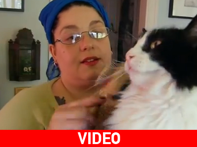 Τρώει τις τρίχες του γάτου της!