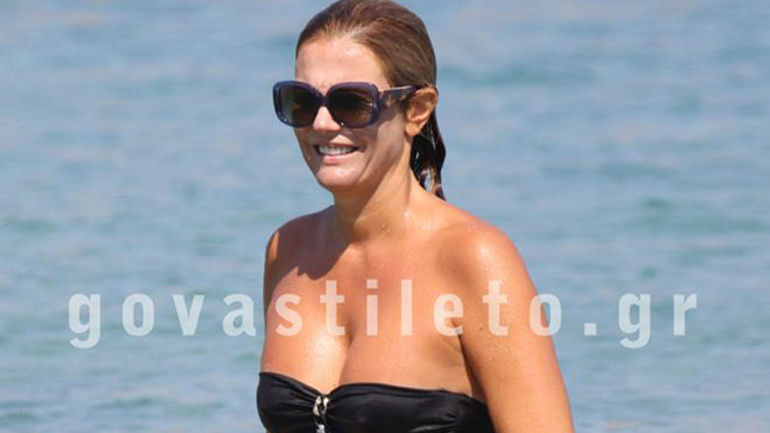 Δείτε την Έμυ Λιβανίου χωρίς ρετούς σε κοσμική παραλία της Μυκόνου!