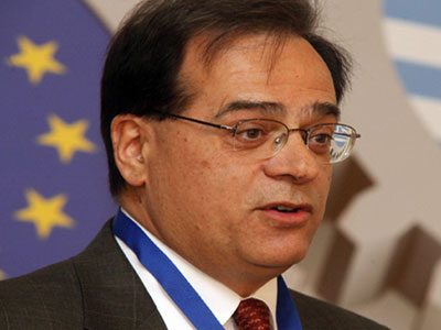 Τηλεδιάσκεψη με την τρόικα για τα προαπαιτούμενα