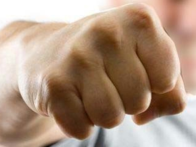 Αιματηρό επεισόδιο για ένα…κινητό