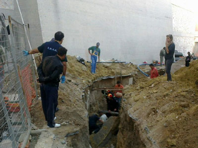 Θάφτηκε σε χαντάκι – Σε εξέλιξη η επιχείρηση απεγκλωβισμού