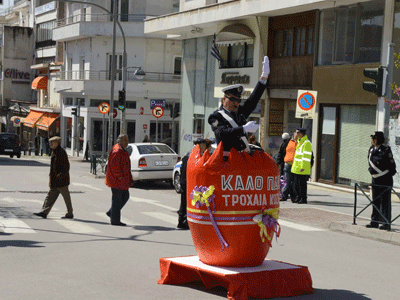 Κοζάνη: Τροχονόμος ρύθμισε την κυκλοφορία μέσα σε πασχαλινό αβγό Κοζάνη: Τροχονόμος ρύθμισε την κυκλοφορία μέσα σε πασχαλινό αβγό