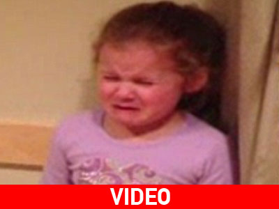 Κοριτσάκι ξεσπάει σε κλάματα όταν μαθαίνει πως το αδερφάκι της είναι αγόρι