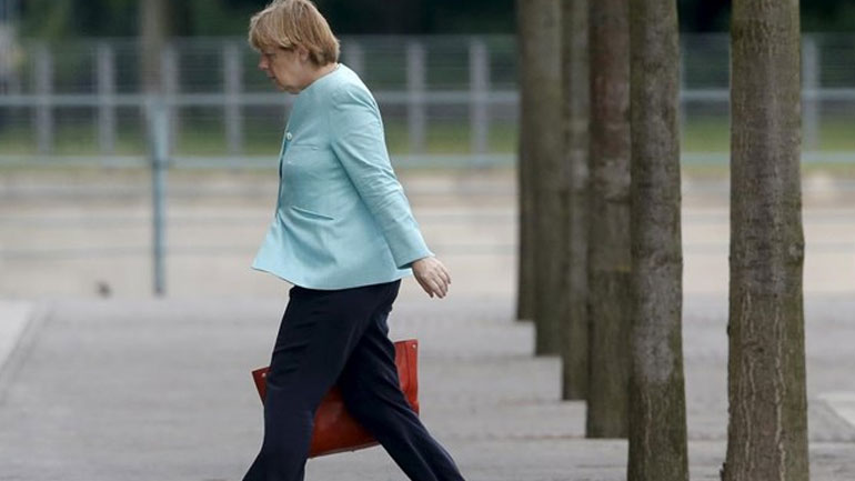 Welt: «Το ‘όχι’ της Αθήνας είναι μια ήττα και για τη Μέρκελ»