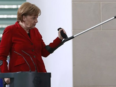 Η Μέρκελ αγόρασε τις φθηνότερες πατερίτσες Η Μέρκελ αγόρασε τις φθηνότερες πατερίτσες