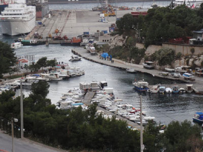 Κερατσίνι: Η ΔΕΗ μολύνει το «λιμανάκι των ψαράδων»