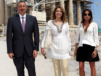 Το «καυτό» μίνι της συζύγου του αζέρου προέδρου