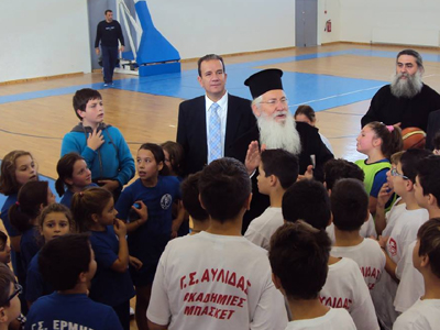 Μητροπολίτης πήρε τη μπάλα και έβαλε καλάθι