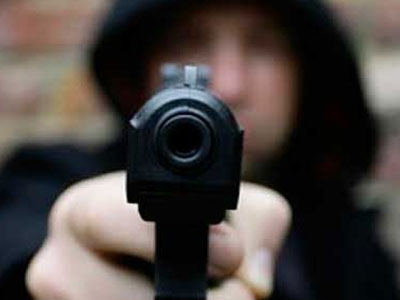 Λήστεψαν ηλικιωμένη με όπλο και γεωργικό εργαλείο