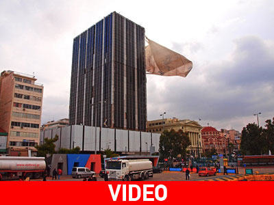 Πειραιάς:Τεράστιο πανό παρασύρθηκε από τους ανέμους