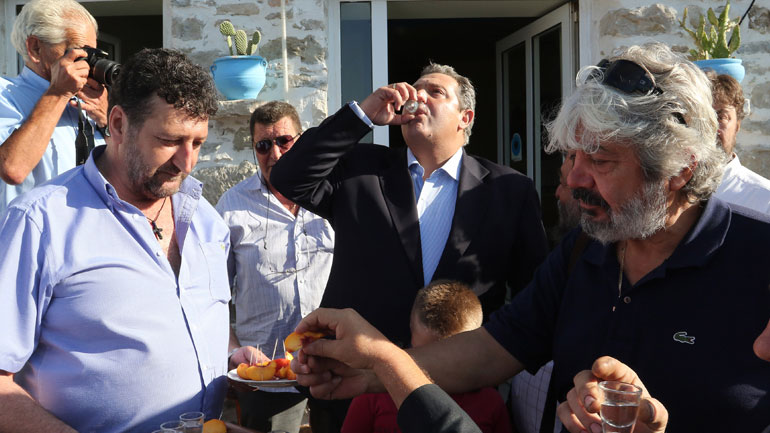 Με κρητική ρακή υποδέχτηκαν τον Πάνο Καμμένο