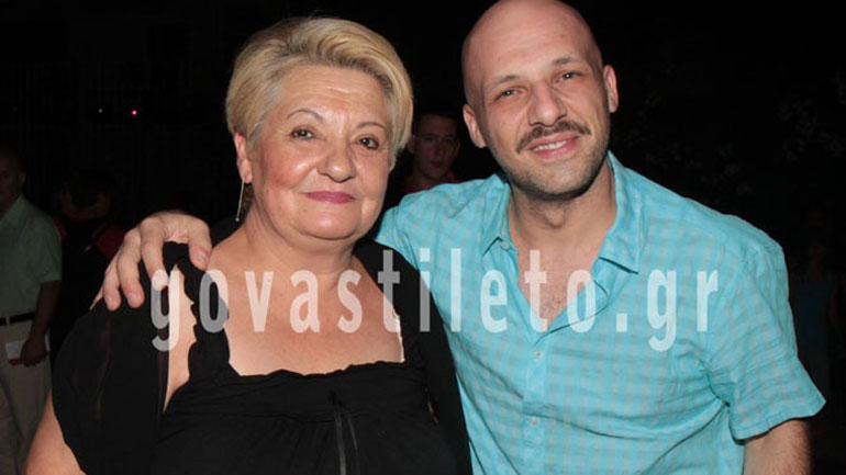 Νίκος Μουτσινάς: Ακύρωσε την περιοδεία του λόγω πένθους Νίκος Μουτσινάς: Ακύρωσε την περιοδεία του λόγω πένθους