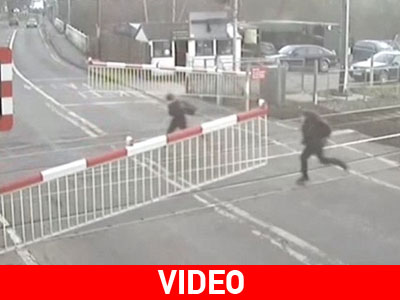 Κινδυνεύουν για να περάσουν γρήγορα τις ράγες