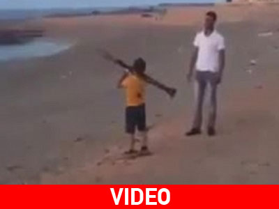 Ανήλικο αγόρι μαθαίνει να εκτοξεύει ρουκέτα Ανήλικο αγόρι μαθαίνει να εκτοξεύει ρουκέτα