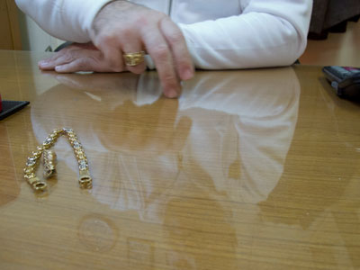 Εξιχνιάστηκε σπείρα που εξαπατούσε χρυσοχόους