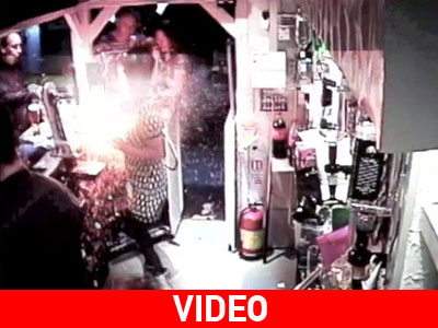 Η απίστευτη στιγμή της έκρηξης ηλεκτρονικού τσιγάρου στο πρόσωπο σερβιτόρας Η απίστευτη στιγμή της έκρηξης ηλεκτρονικού τσιγάρου στο πρόσωπο σερβιτόρας