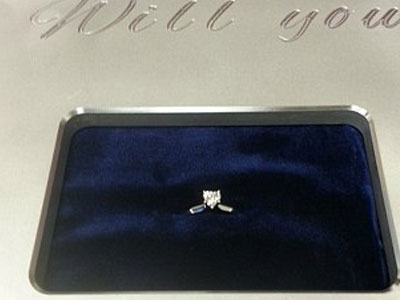 Έβαλε το δαχτυλίδι των αρραβώνων μέσα σε κουτί iPad