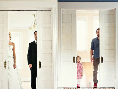 Χήρος αναπαριστά τις γαμήλιες φωτογραφίες του με την κόρη του