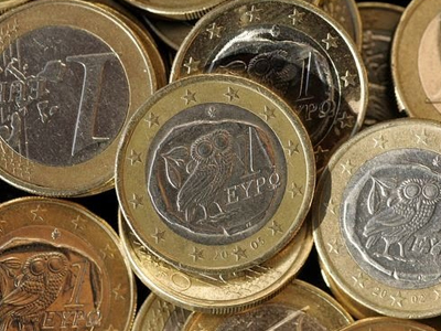 Κέρδη καταγράφει το ευρώ