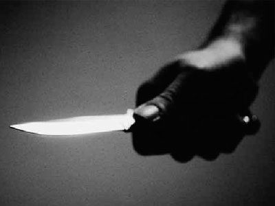 Τους επιτέθηκε με μαχαίρι
