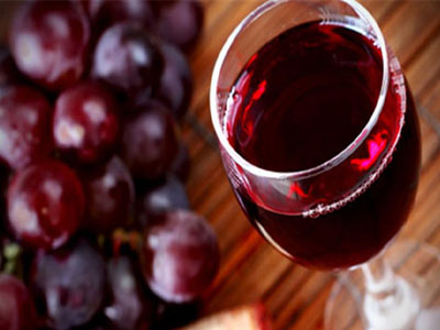 Δεν ακούτε καλά; Πιείτε κόκκινο κρασί!