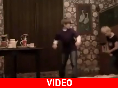 Πιτσιρικάδες πετυχαίνουν το κόλπο με το τραπεζομάντηλο!