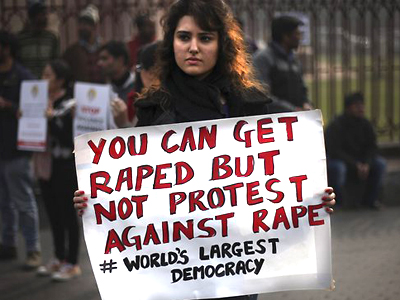 Ινδία: Συλλαμβάνονται οι βιαστές της φωτοειδησεογράφου