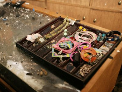 Άδειασαν κοσμηματοπωλείο