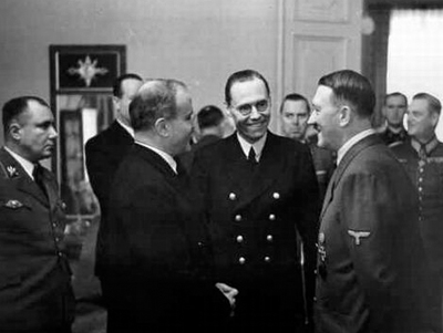 Στα “χαρακώματα” για την ταύτιση φασισμού και κομμουνισμού