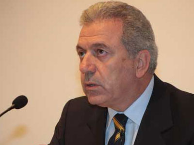 Αβραμόπουλος: Ο Παπανδρέου κρύβεται